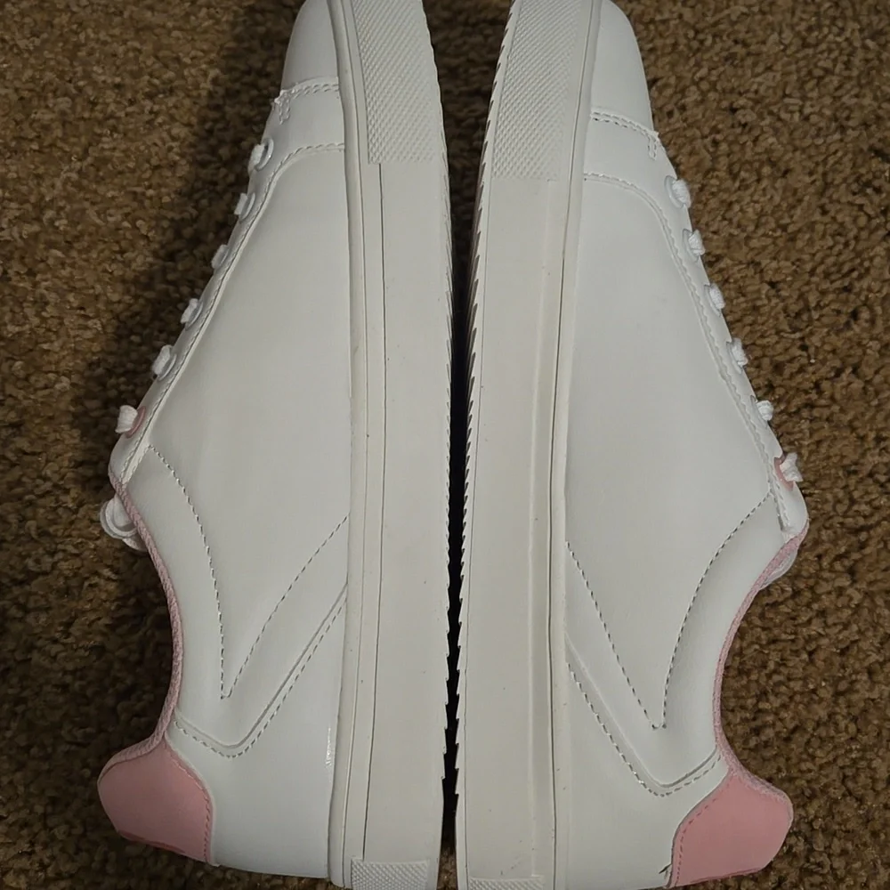 Women's Disney Minnie Mouse Sneakers Size 9 NWOT - Picture 4 of 7